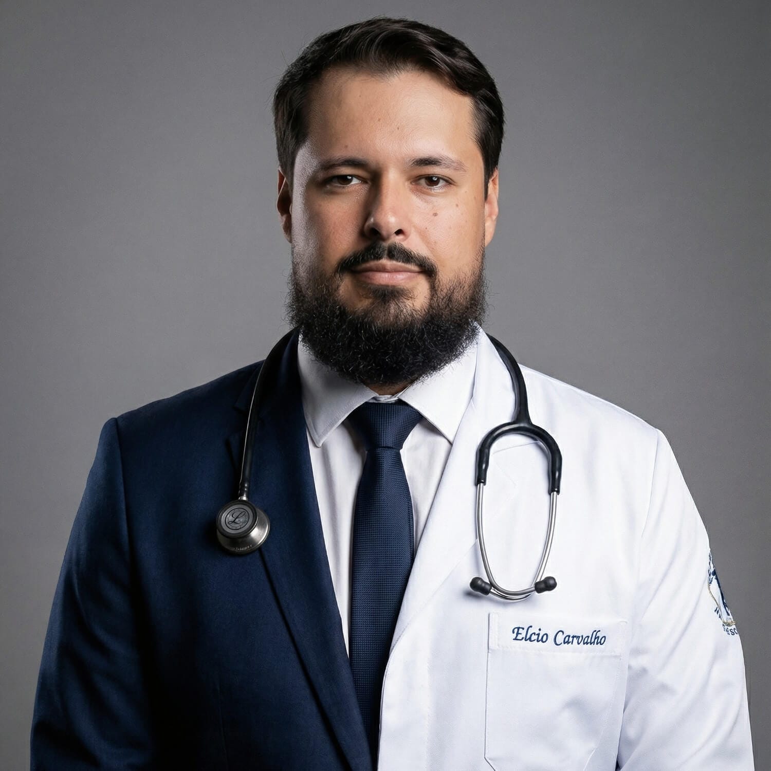 Retrato do advogado Elcio Carvalho, especialista em Direito da Saúde, em ambiente profissional